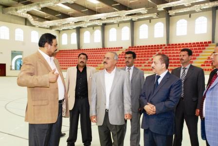 رئيس الجمهورية أثناء افتتاحه الصالة الرياضية المغلقة بعدن أمس